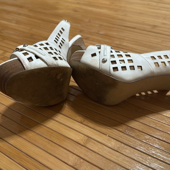 Vintage Guess Women's White Slingback Heels - Picture 6 of 6